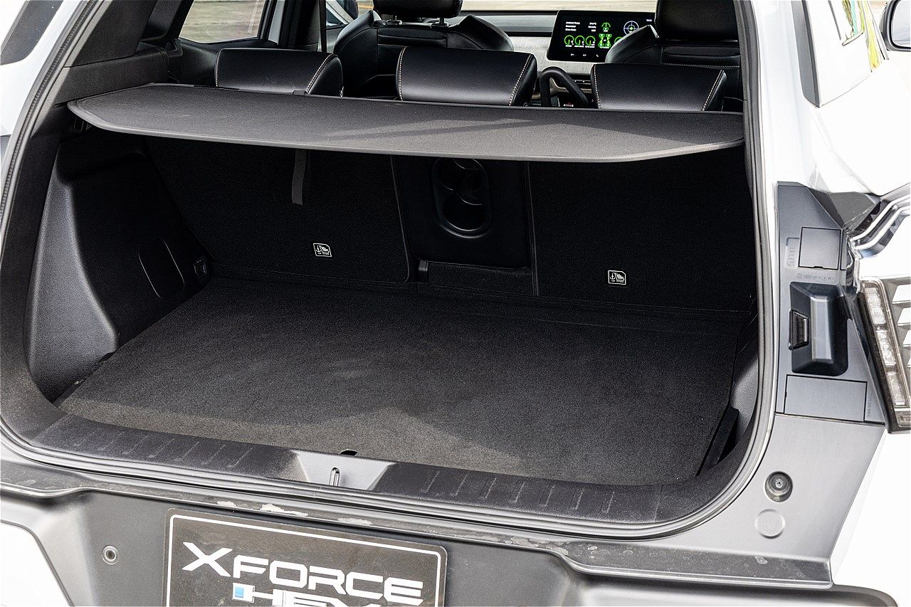 三菱の新型SUV「エクスフォースHEV」（筆者撮影）