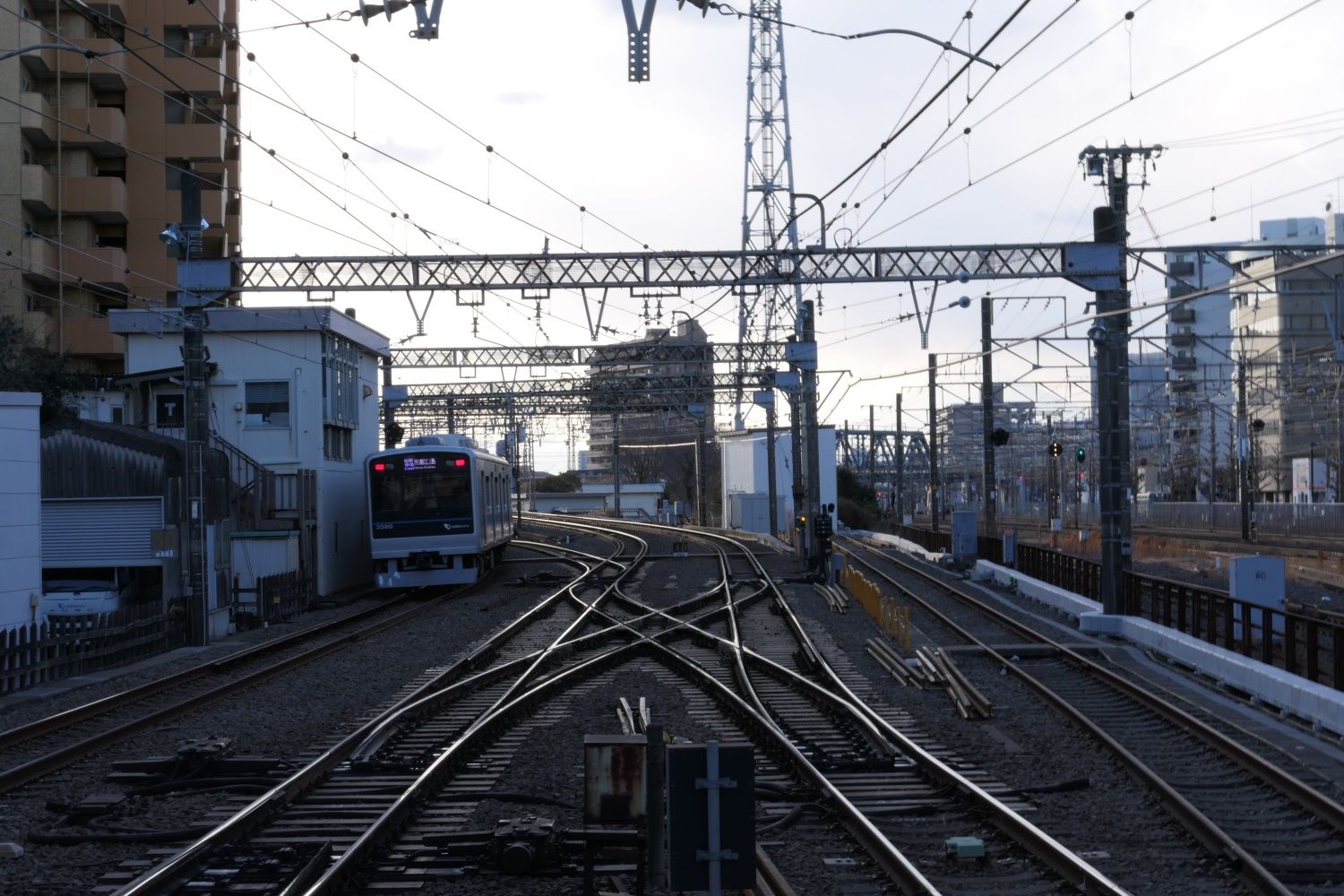 片瀬江ノ島方面へ走り去る各駅停車（記者撮影）