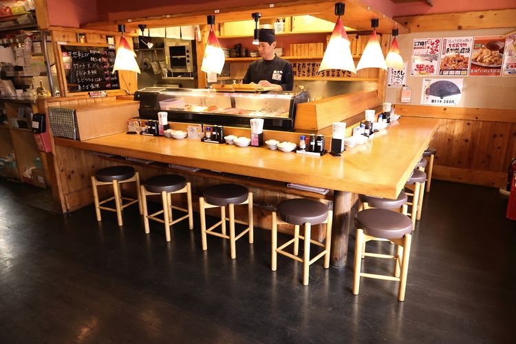カウンター周りや厨房は全店舗同じ設計で、他店に行っても作業効率が落ちないよう工夫されている（撮影：尾形文繁）