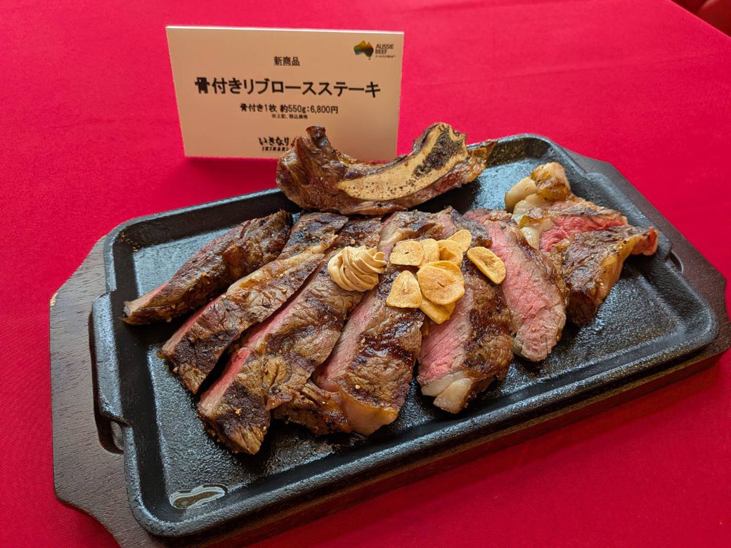 神田北口店では、店舗限定の高額メニュー「骨付きリブロースステーキ」6800円を投入したことやアルコール利用があることをにらんで客単価10％アップを見込んでいる（写真：筆者撮影）