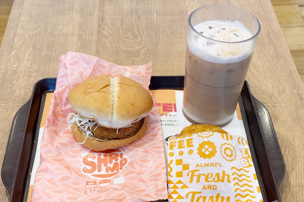 ロッテリアの大人気メニュー、エビバーガーのモーニングセット680円（写真：筆者撮影）