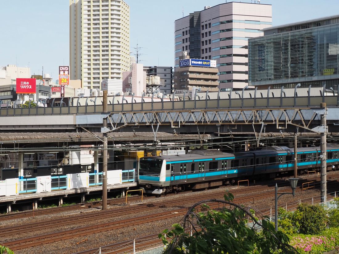 川口駅に停車する京浜東北線の大宮行き（記者撮影）