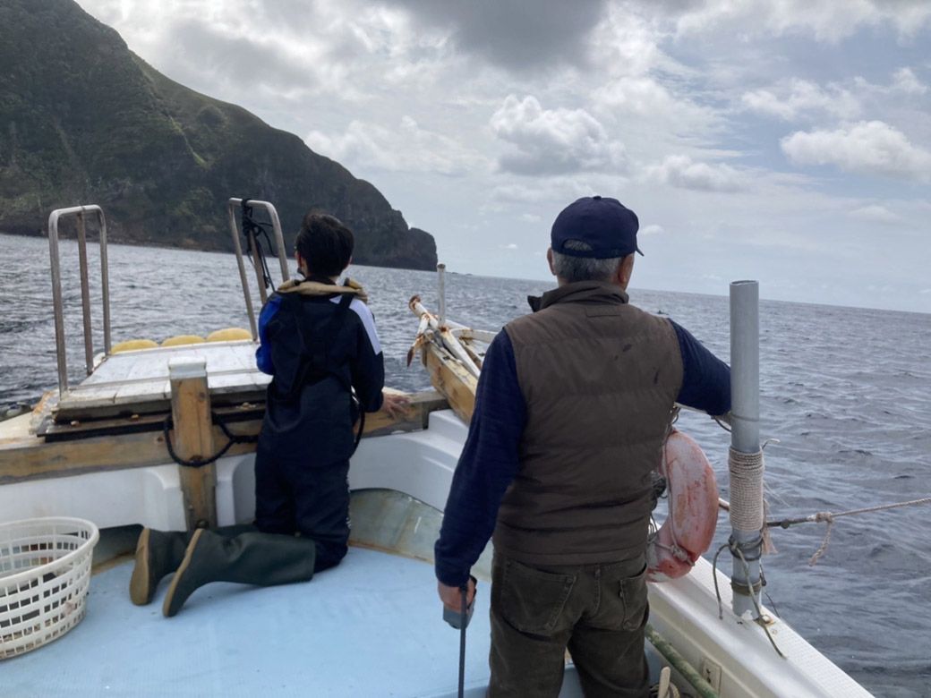 悪石島で漁の手伝いをする音君（画像提供：片野田隆紀）