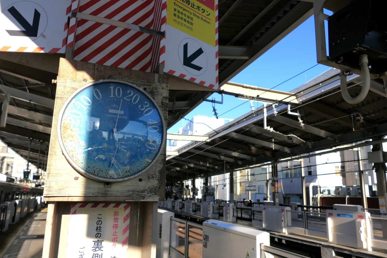 ホームの柱に取り付けられた温度計（記者撮影）