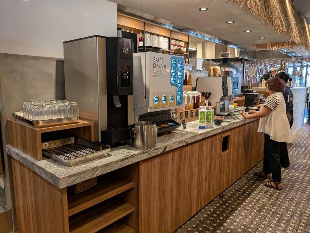 店内一角にあるドリンクバー（筆者撮影）