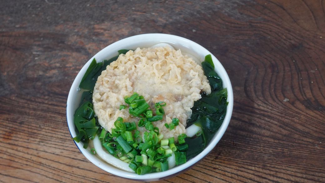 博多区上呉服町「みやけうどん」。創業は昭和29年。ラーメン県のイメージが強い福岡県だが、実はうどんチェーンも多いのだ（筆者撮影） 