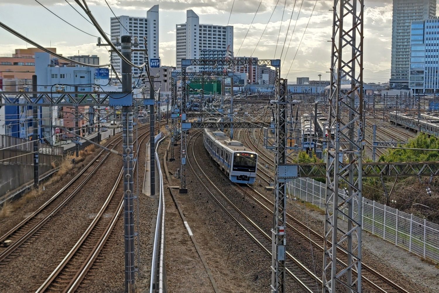 並行する相鉄線と小田急線（記者撮影）