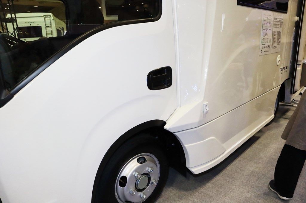 いすゞ「トラヴィオ」をベースにした、バンテックの新型キャンピングカー「コルド リーブス」（写真；筆者撮影）