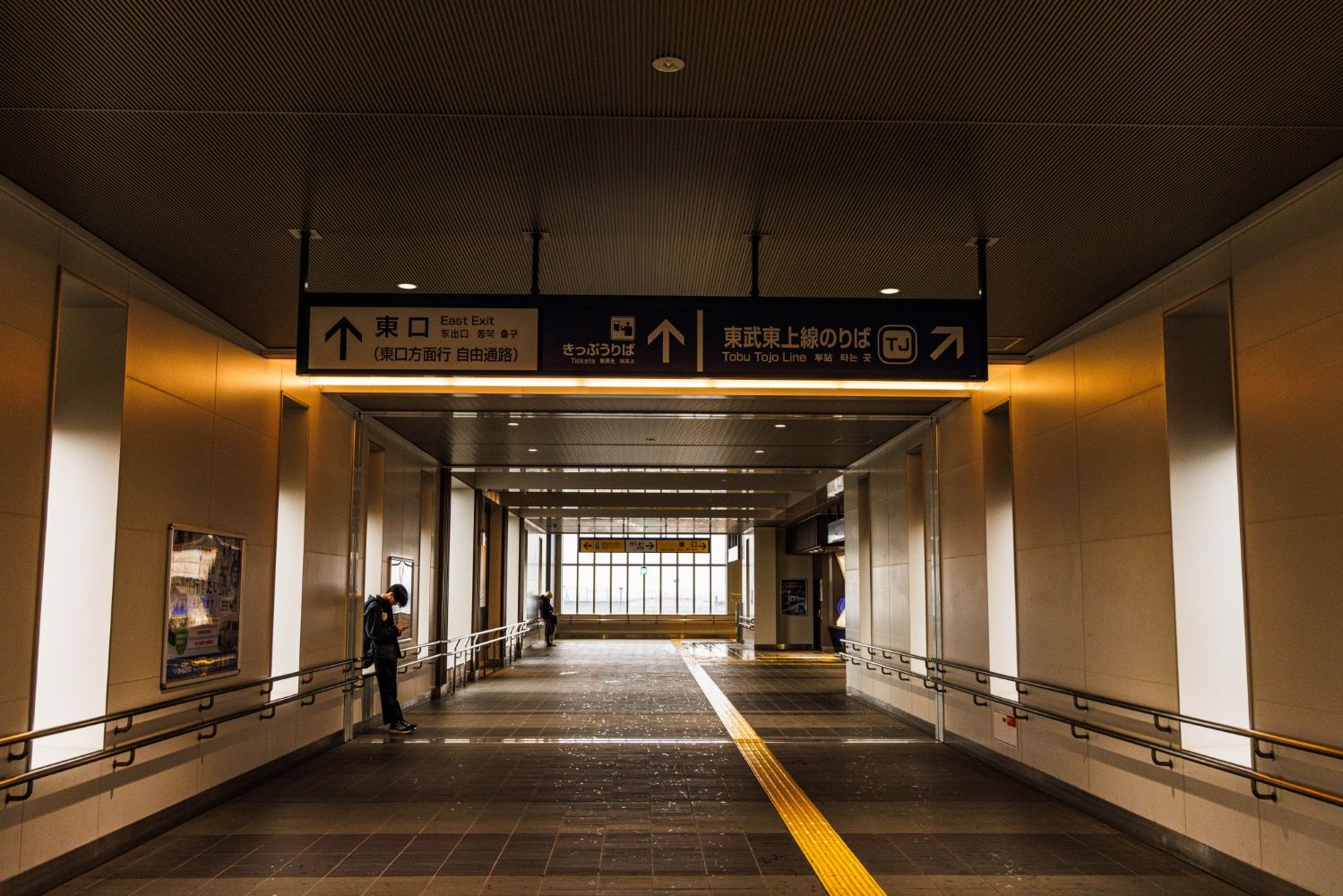 新河岸駅の自由通路（撮影：鼠入昌史）