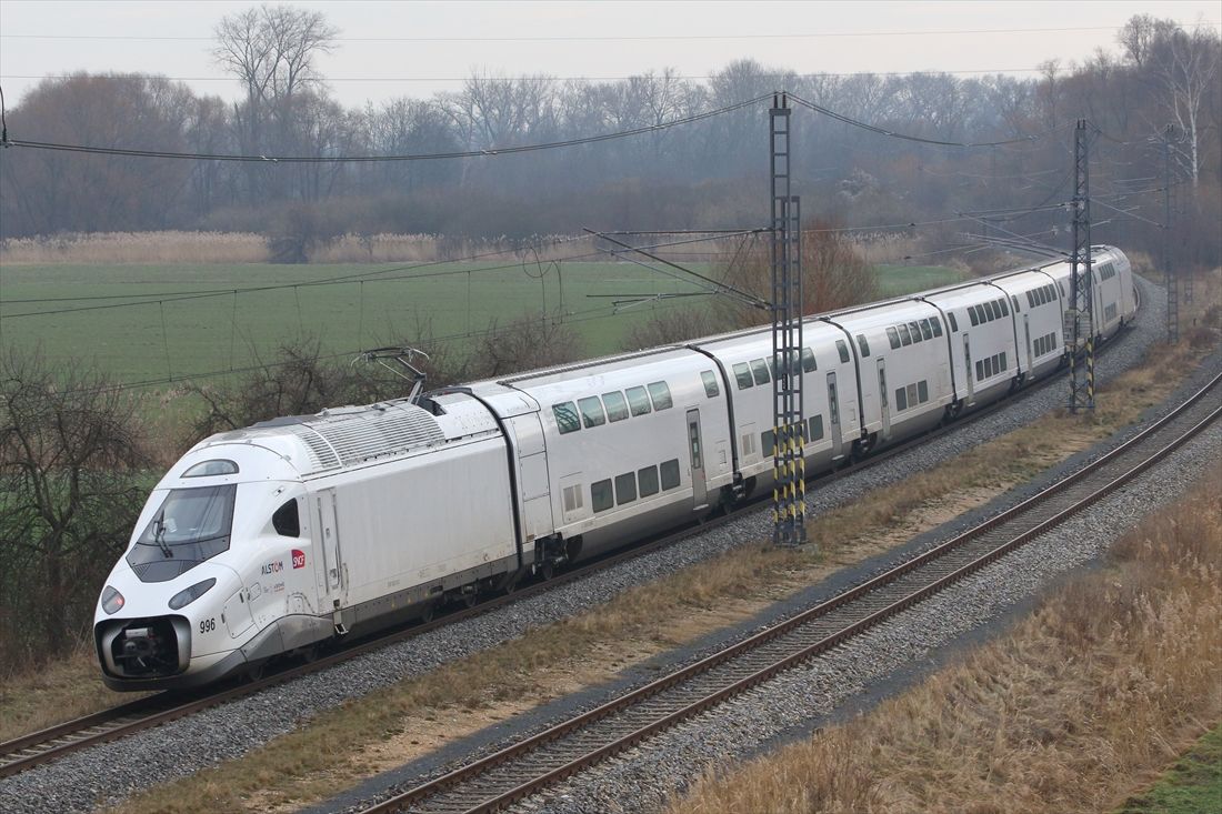 チェコのヴェリム実験線で走行試験を行うアルストム製の新型TGV「TGV-M」（アヴェリア・ホライズン）（撮影：橋爪智之）