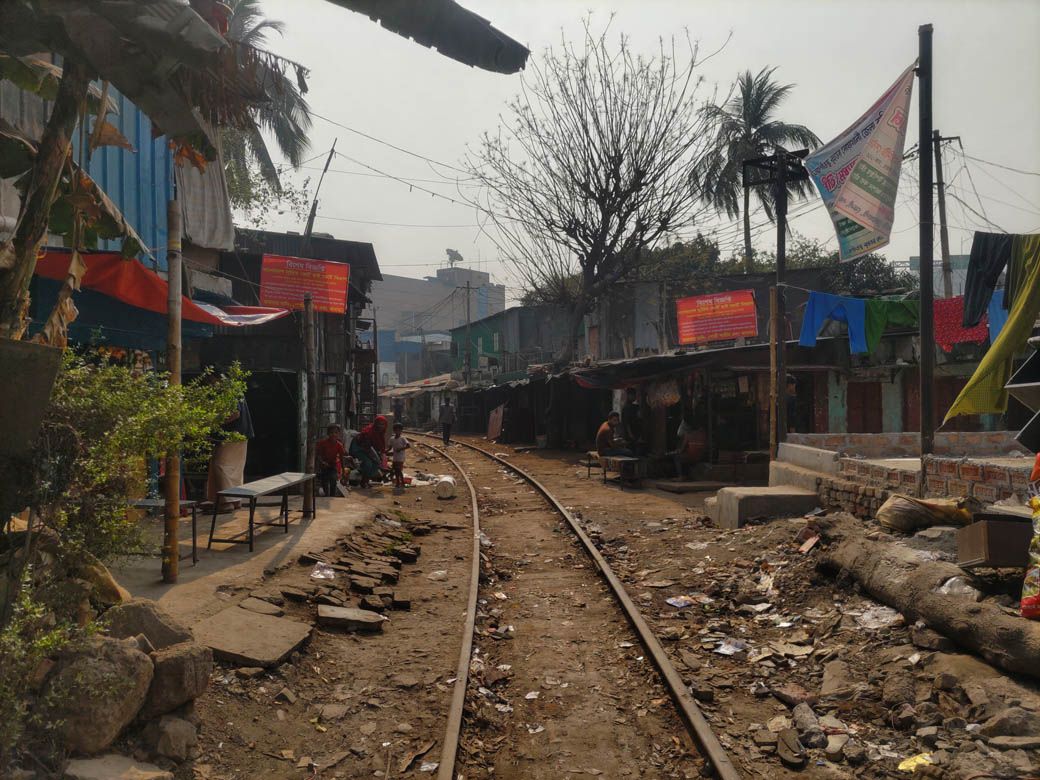 スラムの奥に進んでいく（筆者撮影）