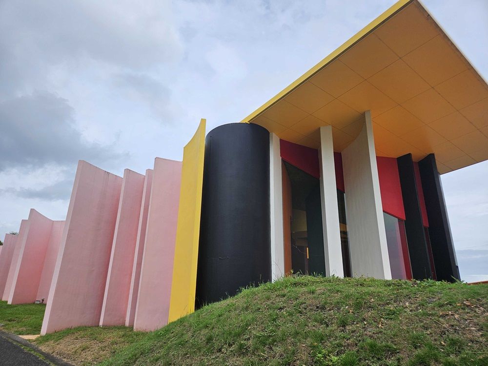 養老天命反転地記念館。広い敷地に立つ鮮やかな建物は存在感がある（写真：筆者撮影）