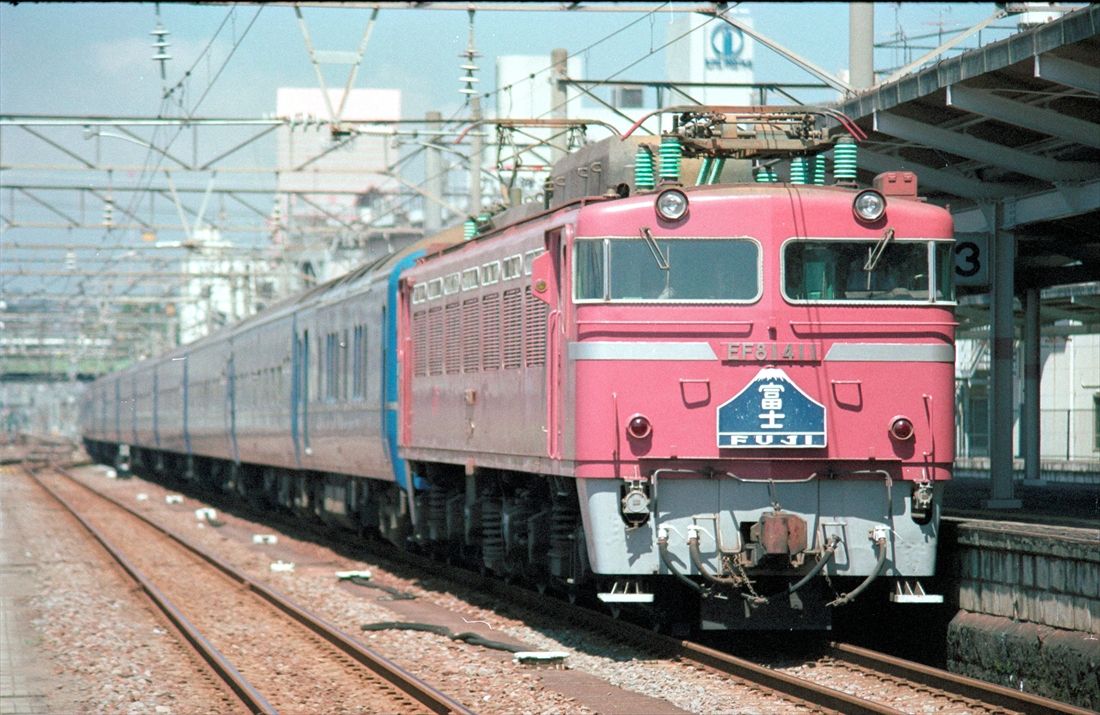 関門海峡越えに必要不可欠だった交直流電気機関車EF81形。関門トンネルでは300番台・400番台が使用された（撮影：橋爪智之）
