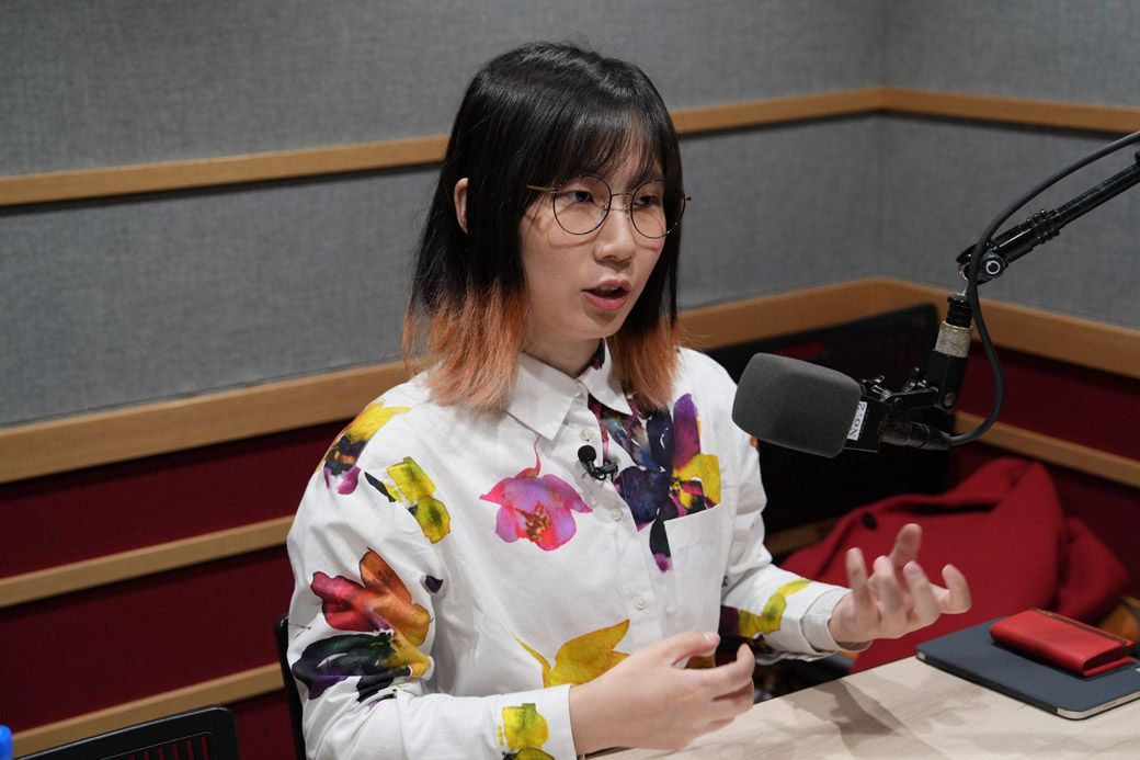   気になる疑問を次から次へとぶつけるたかまつなな（写真：笑下松塾）