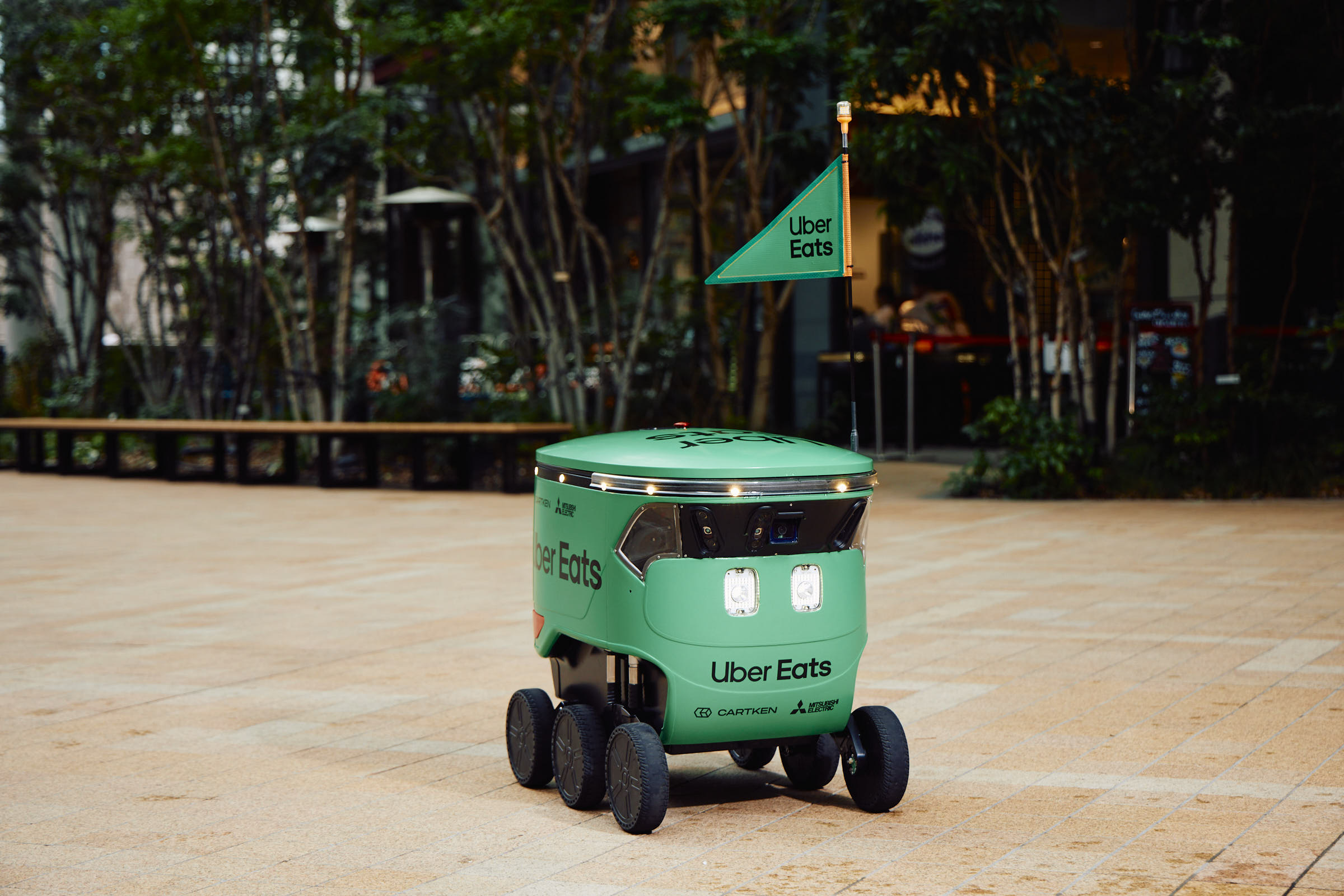 デリバリーを行う自律型ロボット（写真：Uber Eats）