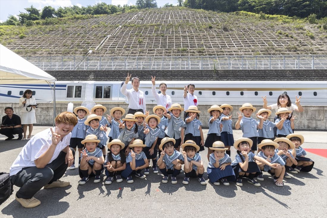 リニア新型車両M10の前で記念撮影する幼稚園児たち（写真：JR東海）