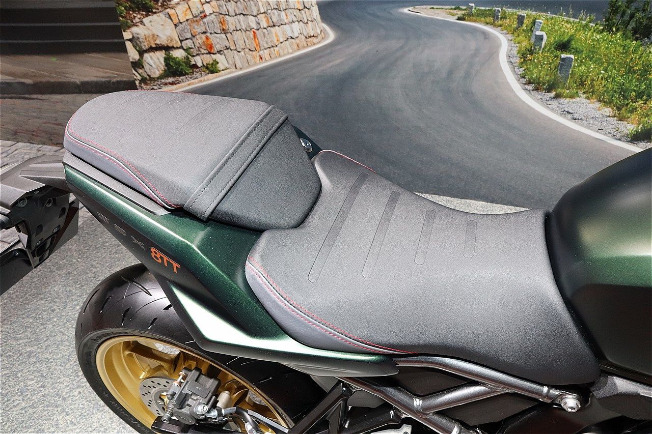 スズキの新型「GSX-8TT」（筆者撮影）