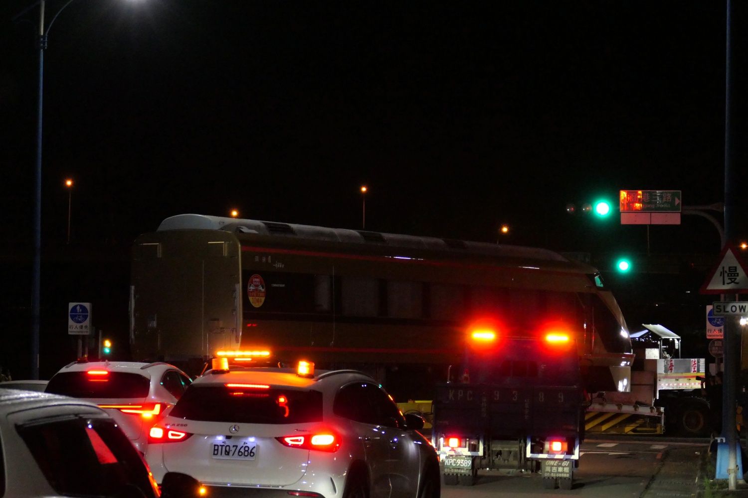 信号が青に変わって右折する（記者撮影）