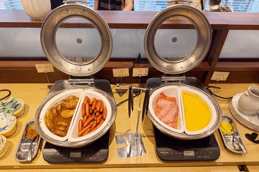 ジョナサンの朝食バイキング。左からハンバーグ、ソーセージ、ベーコン、スクランブルエッグ（筆者撮影）