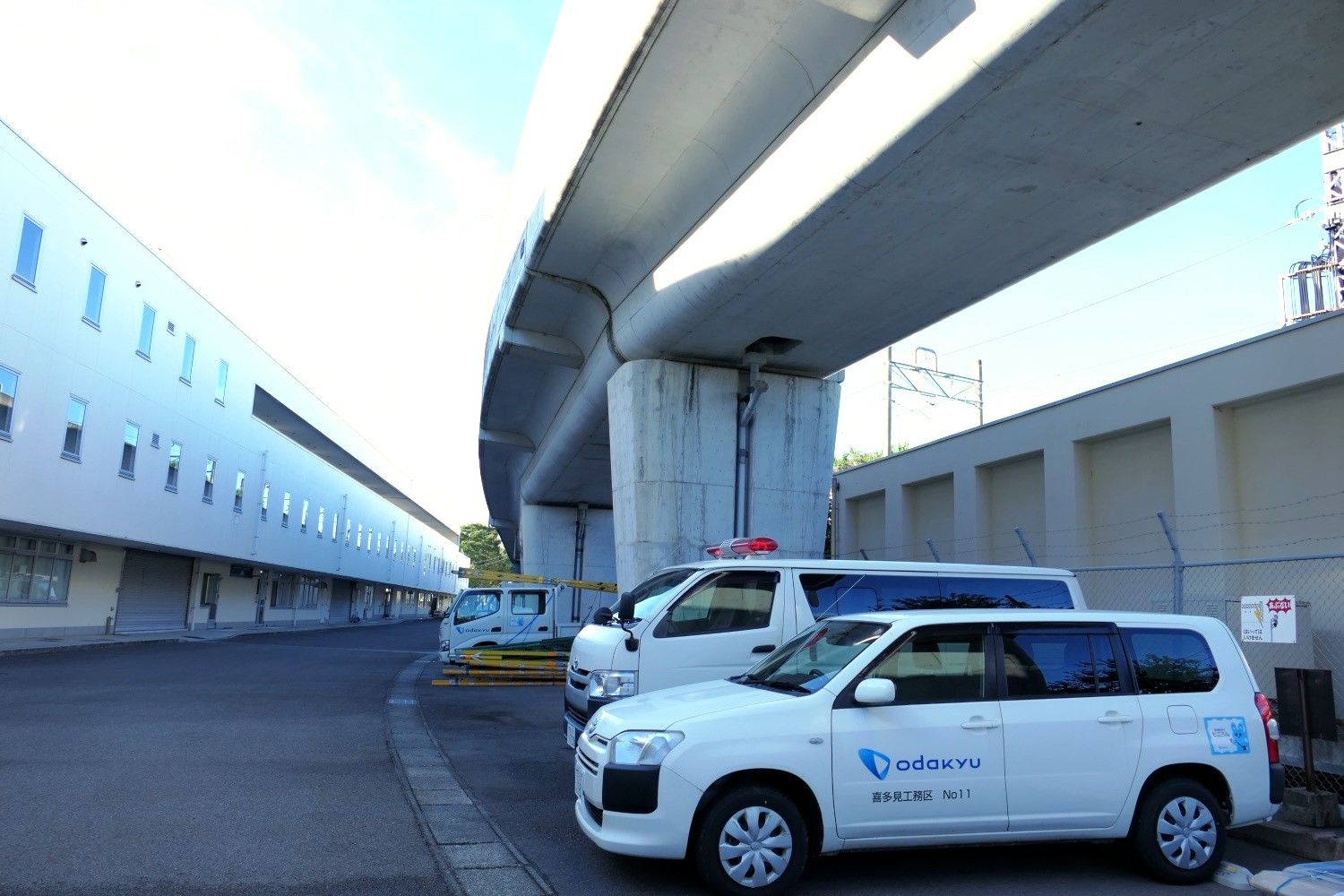 喜多見電車基地と本線を結ぶ引き上げ線（記者撮影）