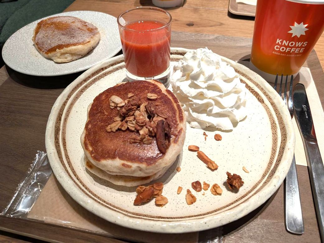 対してKNOWS COFFEEのパンケーキは一回り小さく、その分、リッチな食べ応えが特徴だ（筆者撮影）