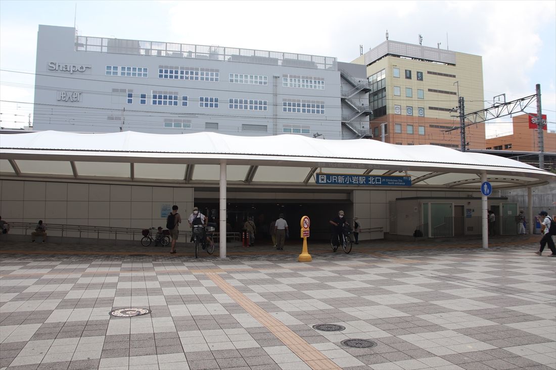 新小岩駅の北口。新金線の旅客ホームは北口の東側（左）に設けることが想定されている（筆者撮影）