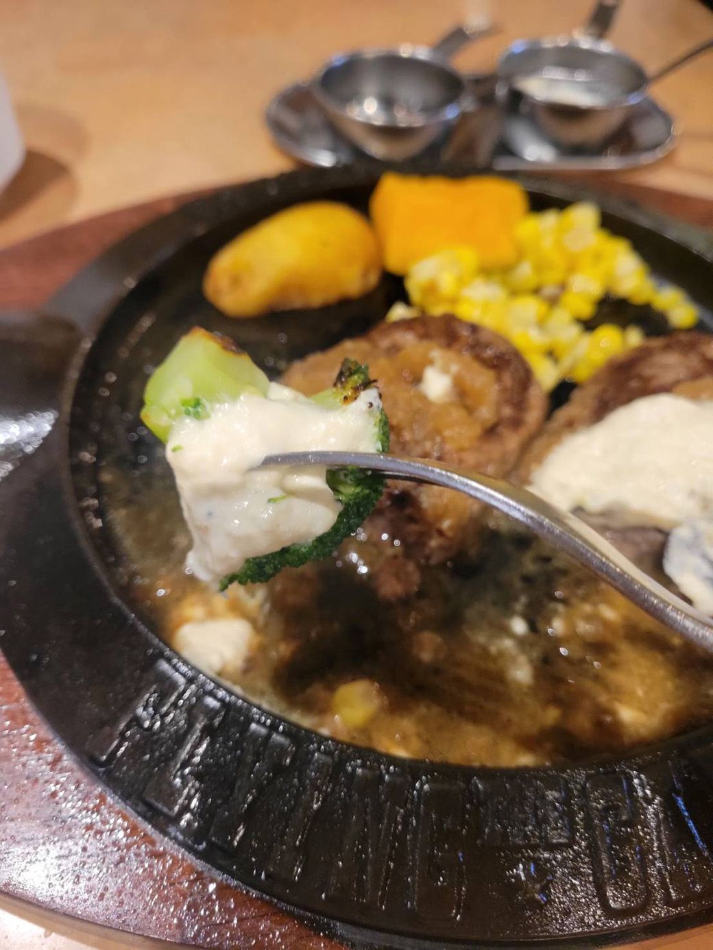 付け合わせの野菜につけても美味しい（筆者撮影） 