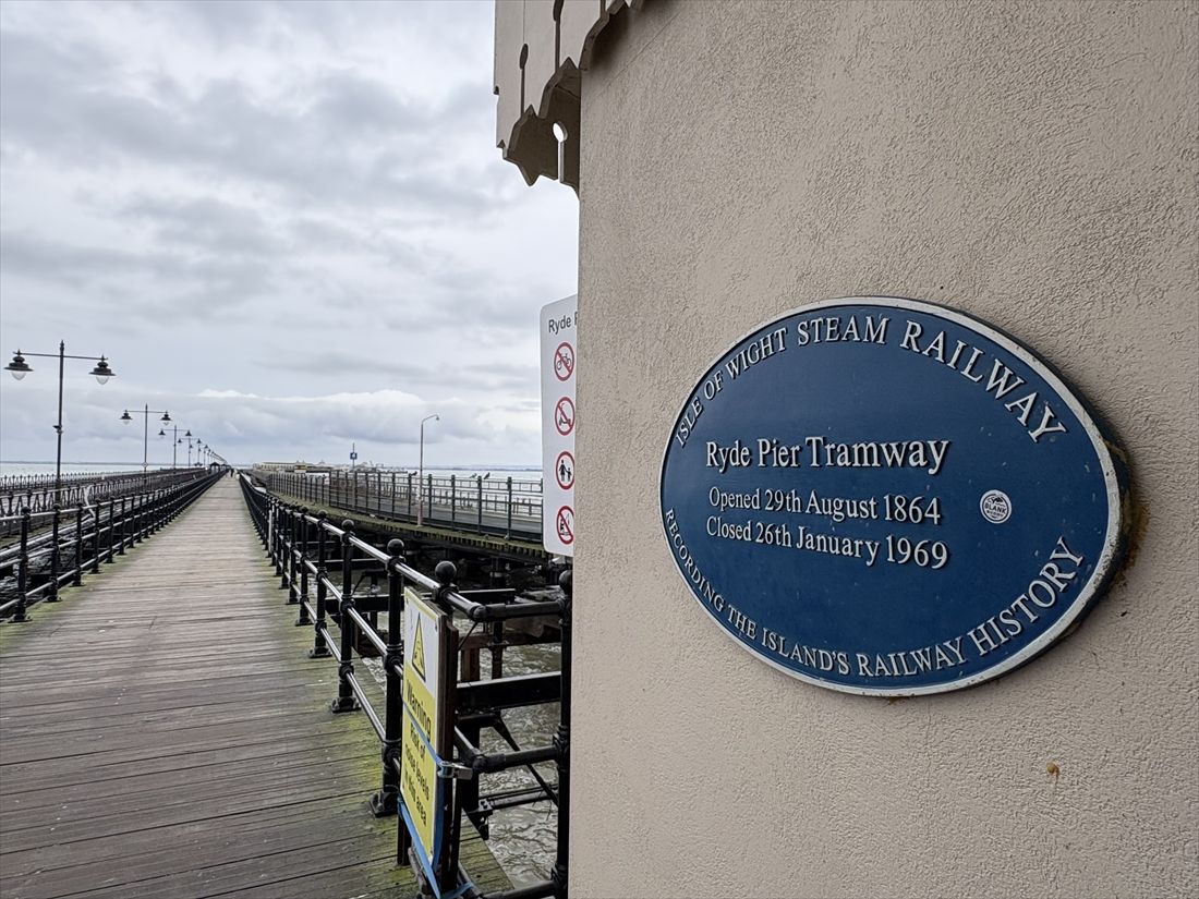 1969年に廃止された「ライドピア・トラムウェイ」を記念するプレート。奥に伸びる歩行者用桟橋がかつての線路跡だ（筆者撮影）