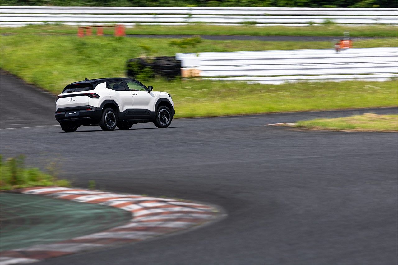 スズキの新型「eビターラ プロトタイプ」（写真：三木 宏章）