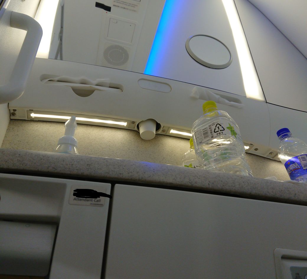 トイレ内の光景。体調が悪すぎて便座に座ることさえ辛いので、床でグッタリ過ごしていた（筆者撮影）