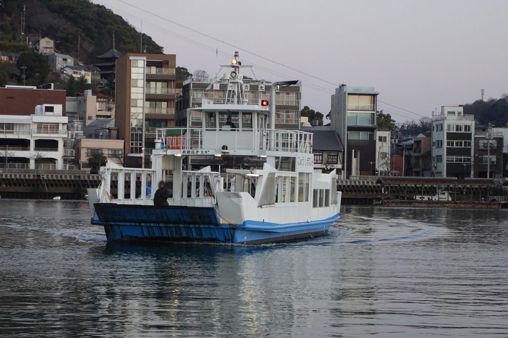 広島県尾道市の「尾道渡船」。クルマも人もさほど詰めないが、すぐ次の船が来る（筆者撮影）