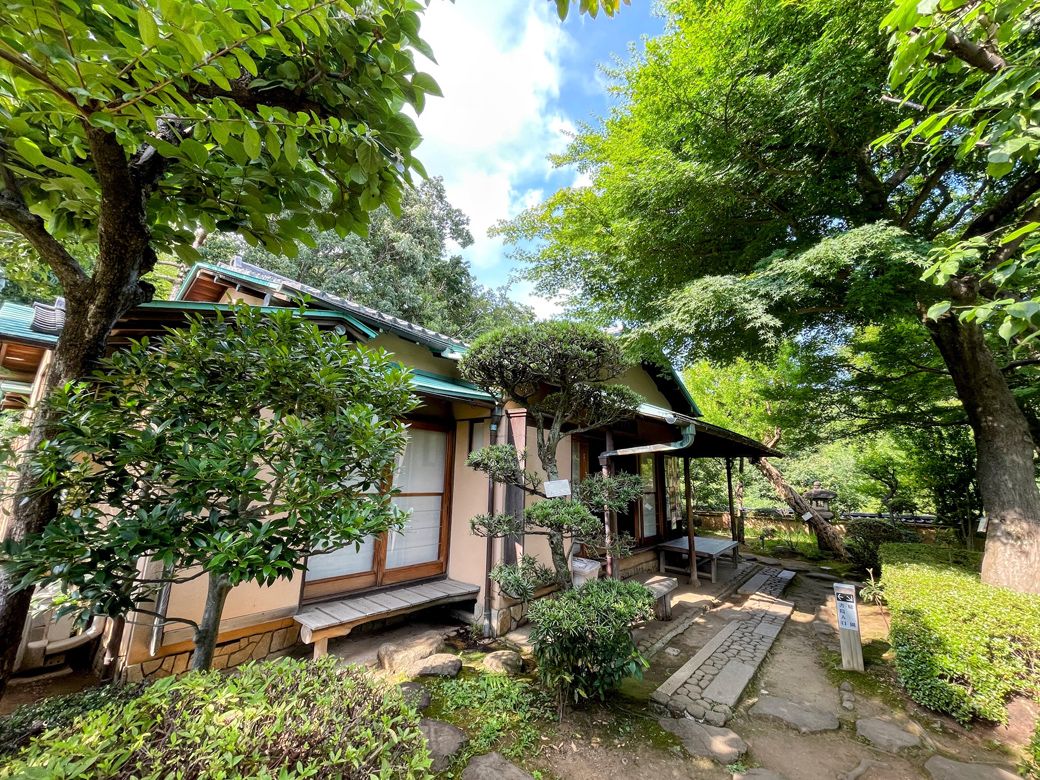 日本庭園の奥にある書院建物。1961年（昭和36年）に建築されたという（筆者撮影）