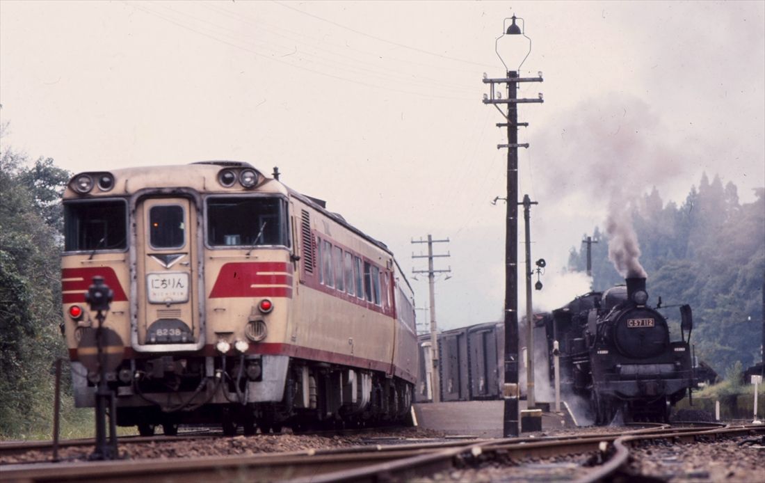 日豊本線の青井岳駅でC57形牽引の列車と行き違うキハ82系の特急「にちりん」＝1974年（撮影：南正時）