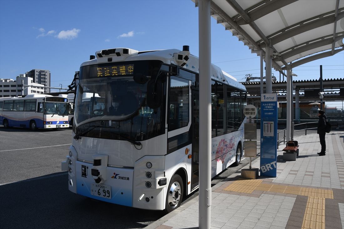 大甕駅周辺で行われているレベル2自動運転実証実験の小型バス（記者撮影）