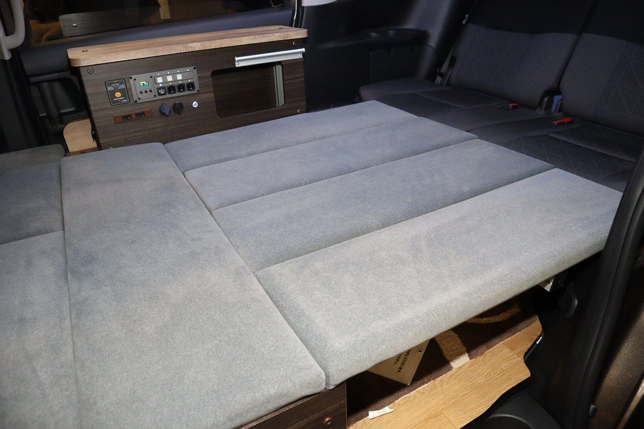 日産のセレナをベースにした、メティオの新作キャンピングカー「ラクネルステイ・スイート」（筆者撮影）