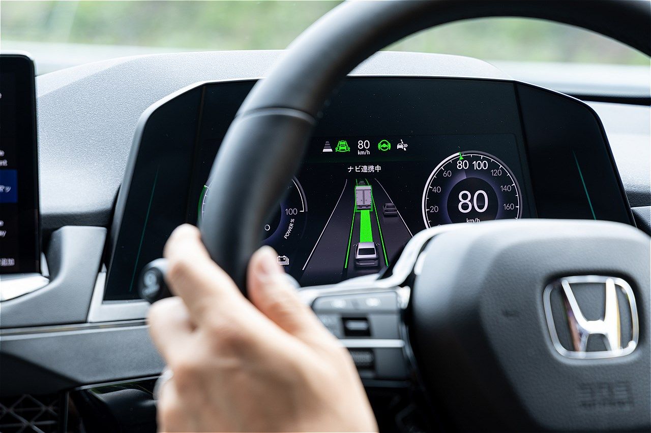 ホンダ量販モデル初のハンズオフ機能を搭載した「アコード e:HEV Honda SENSING 360＋」（写真：三木 宏章）