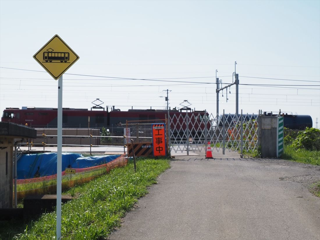 古利根川橋梁の架け替え工事に伴い、橋に隣接した踏切は使用停止中だ（記者撮影）