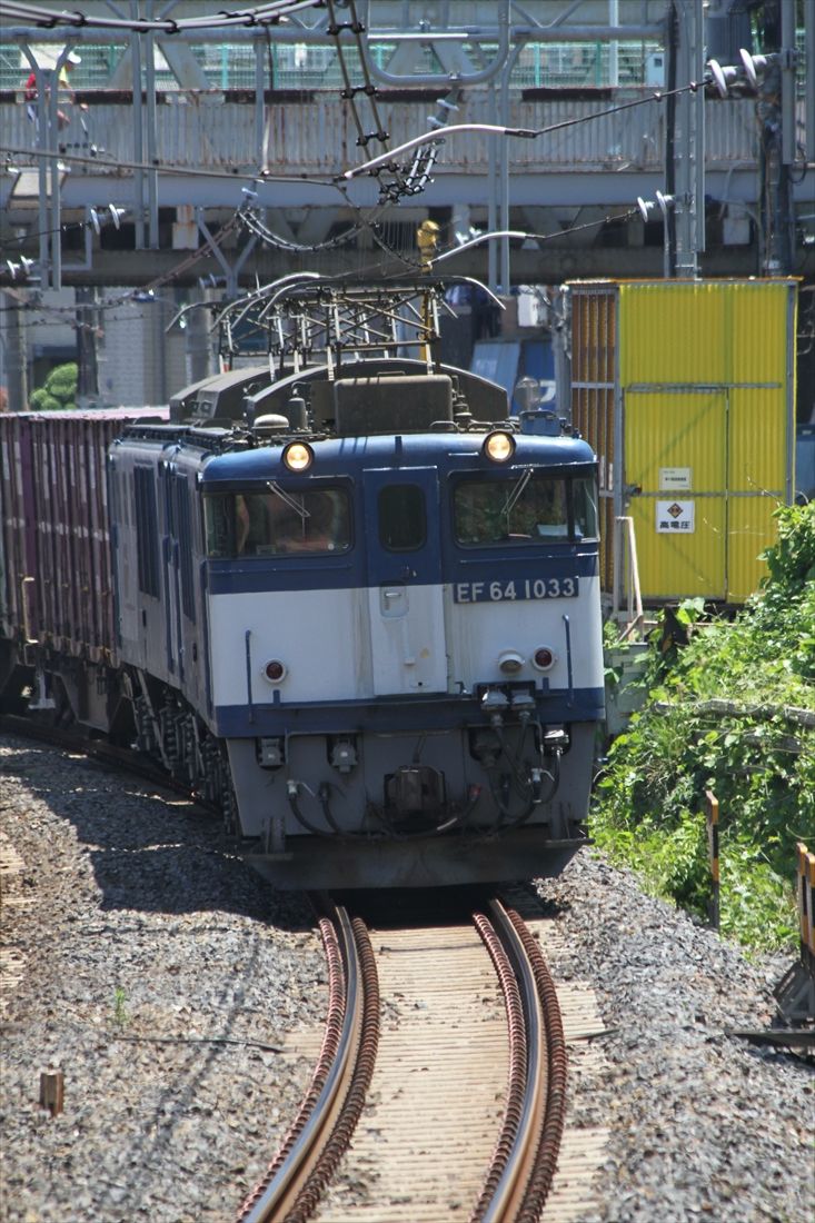 東十条付近を走るEF64形1000番台重連牽引の貨物列車（撮影：南正時）