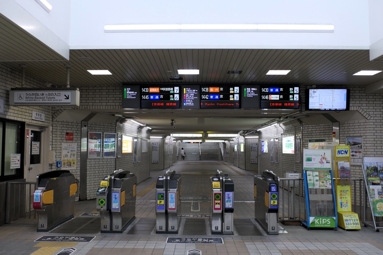 改札の先は南大阪線・吉野線の線路をくぐる地下通路（記者撮影）