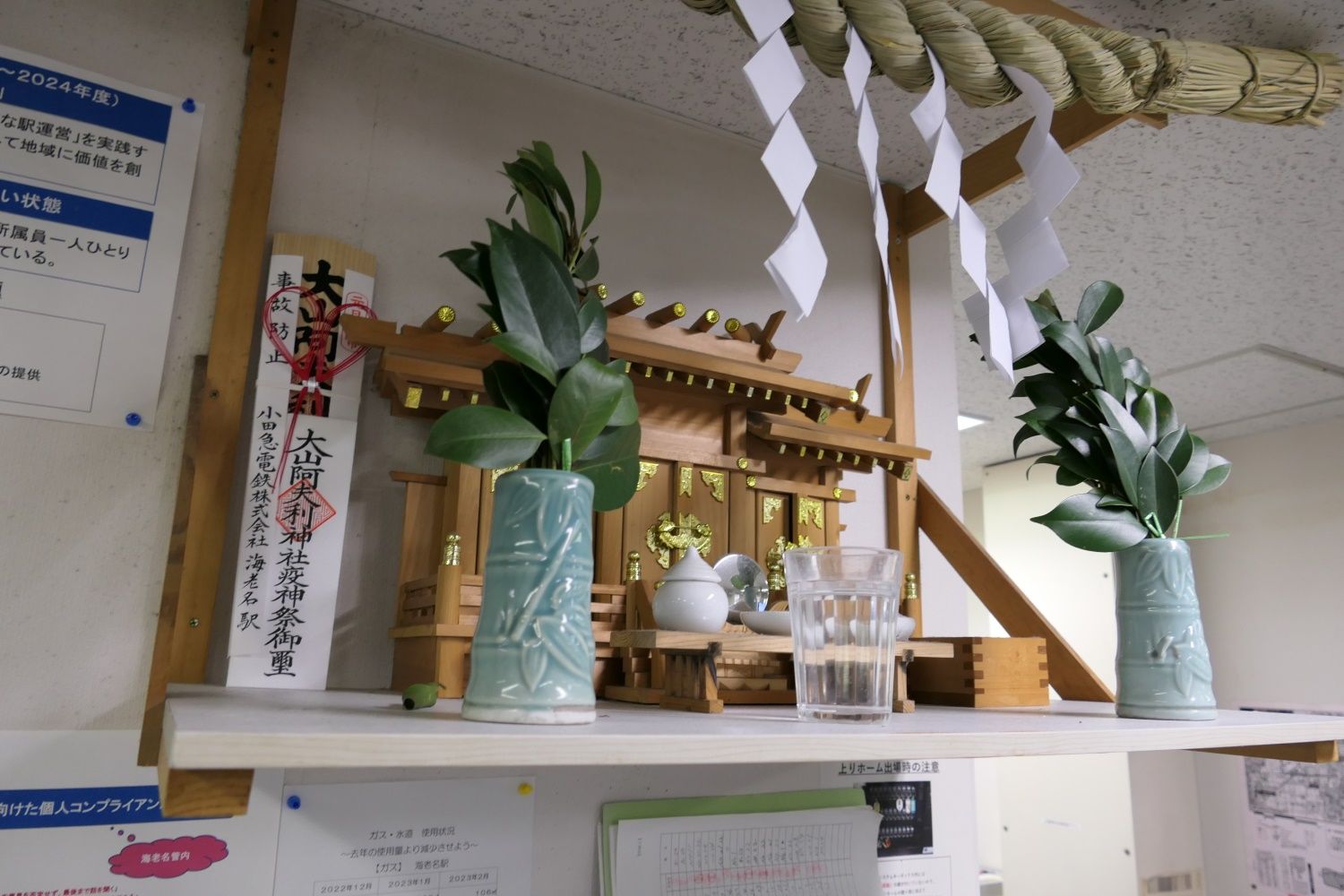 神棚には大山阿夫利神社の御札（記者撮影）