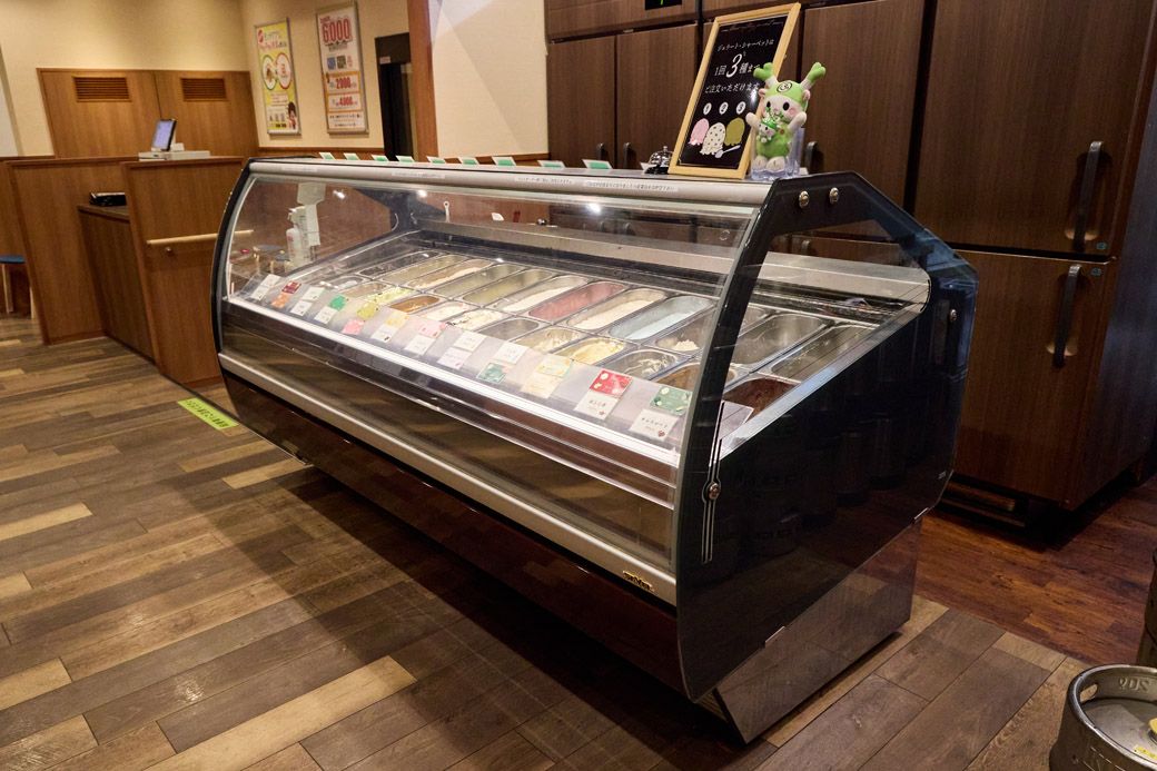 迫力のあるジェラートショーケース（写真：筆者撮影）