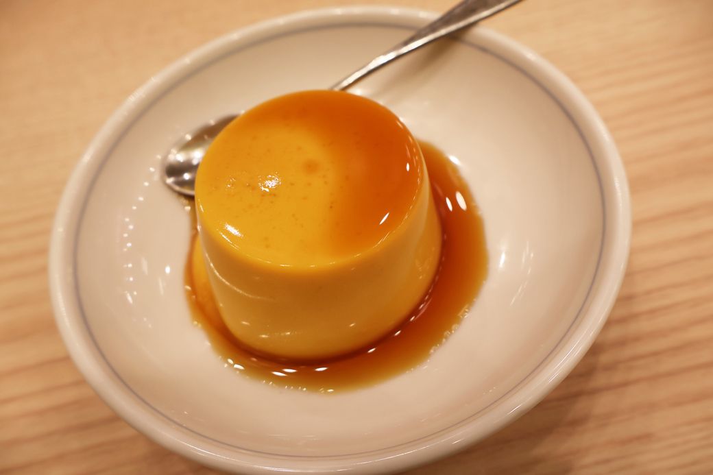 天才的なカラメルが美しい「かぼちゃプリン」。10月いっぱいの季節限定メニュー（筆者撮影）