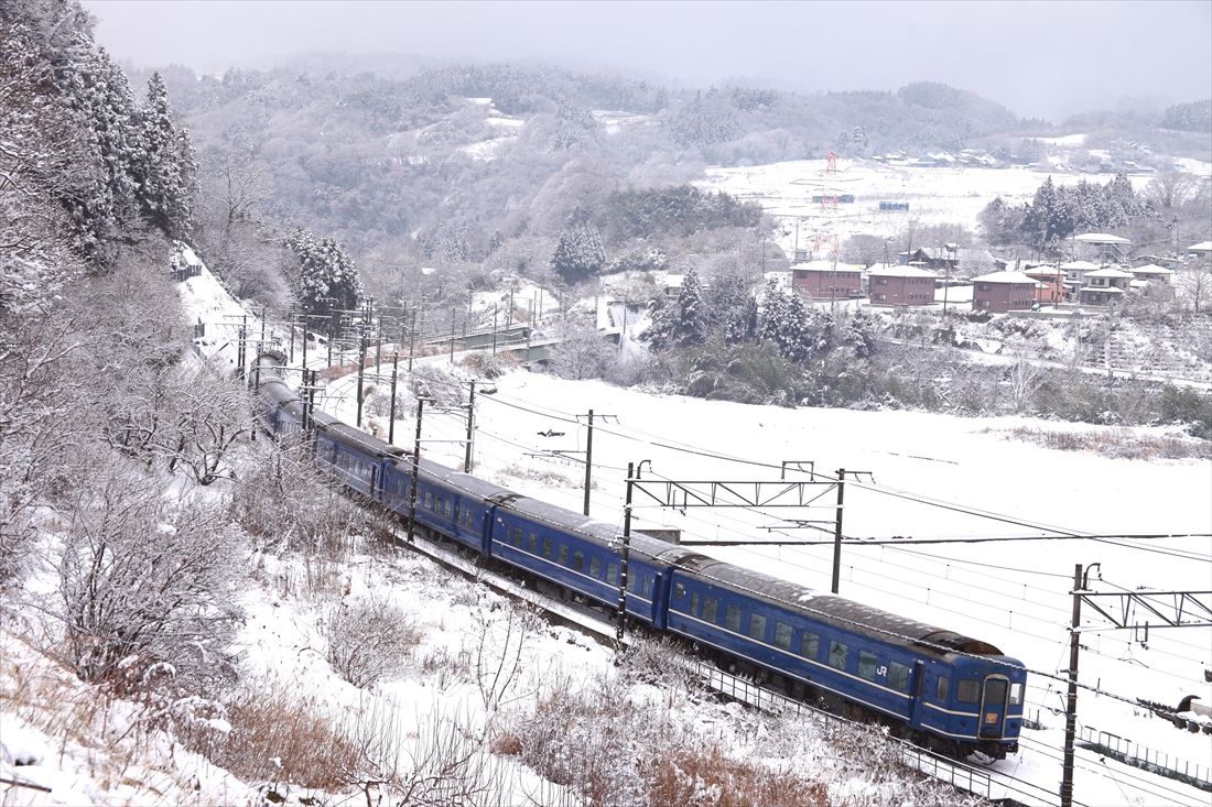 吹雪で大幅に遅れたEF64形牽引のブルートレイン「北陸」が上越線沼田付近を走る（撮影：南正時）