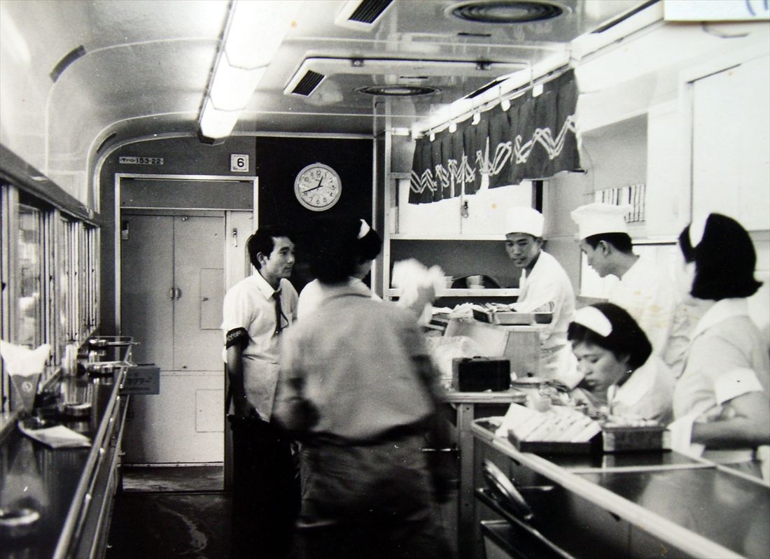 153系車内のビュフェですしを提供していた「すし電車」。中央が岸山さん（写真提供：岸山仁さん）
