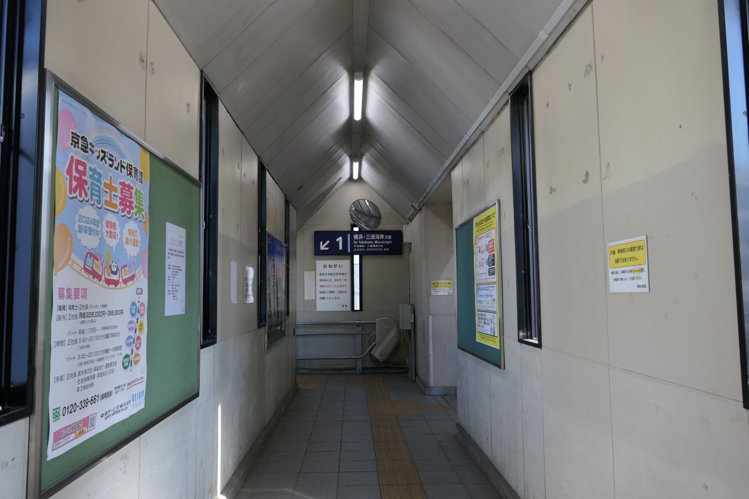 神奈川駅の通路