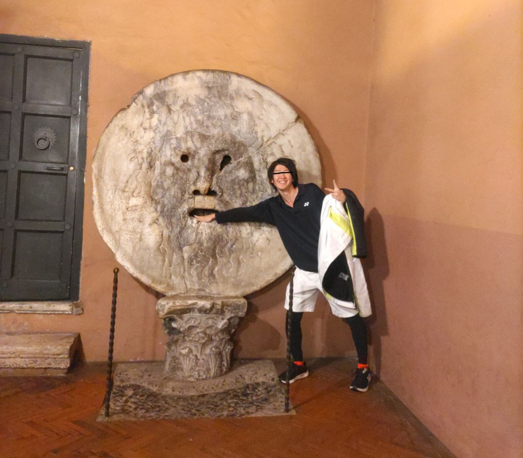 お気に入りのYONEXを着ている筆者。2024年12月にはこの格好でイタリア→バチカン市国→ラトビア→エストニア→フィンランド→スペインを1人旅した（筆者撮影）