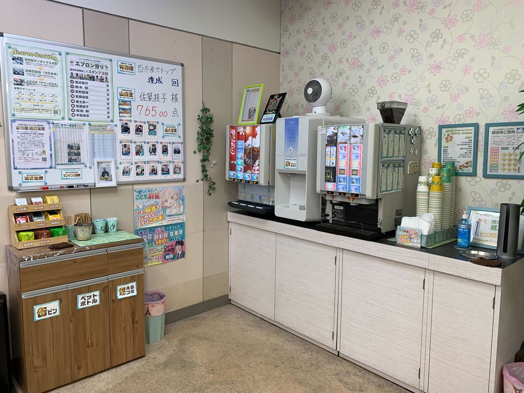 セルフドリンクスタンド。紙コップに好きなドリンクを注ぎ、自由に飲みながら対局できる（筆者撮影）