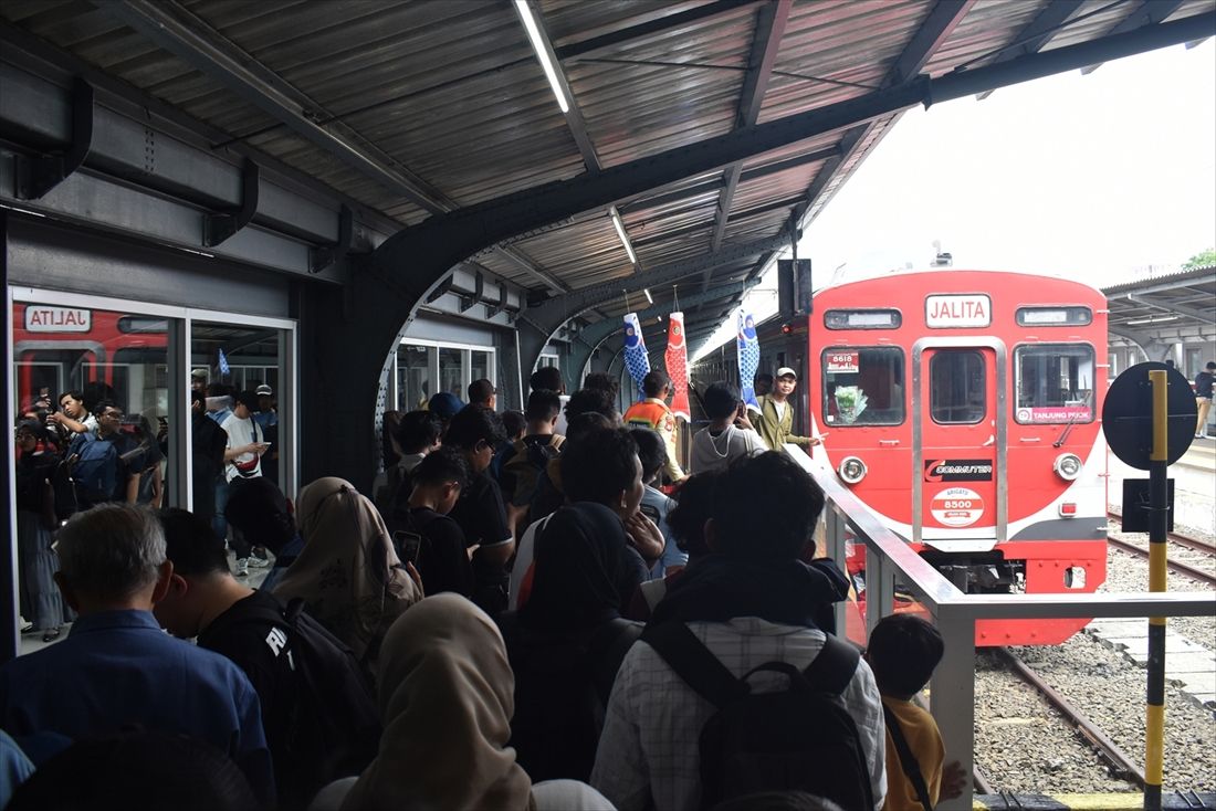 8500系8618編成の車内見学は毎日、行列ができるほどの大盛況だった（筆者撮影）