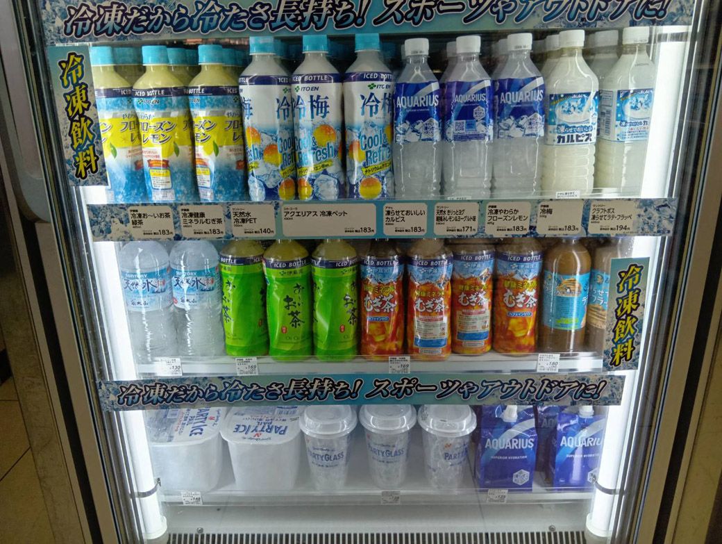 今コンビニでは冷凍ペットボトルの種類が豊富だ（著者撮影）