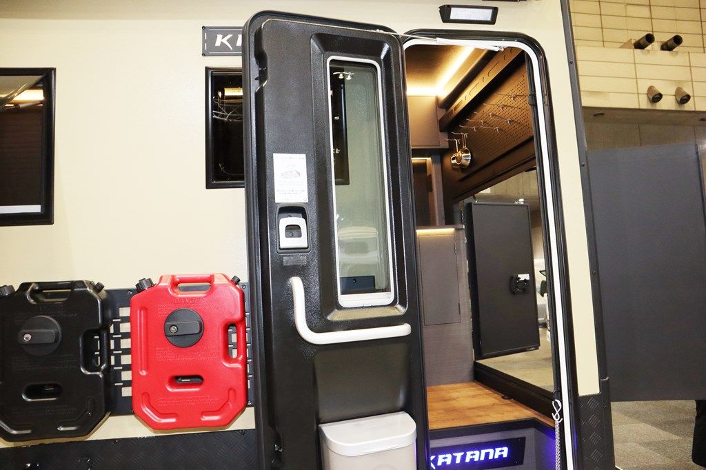 ダイレクトカーズの新作キャンピングカー「DN-75」（写真：筆者撮影）